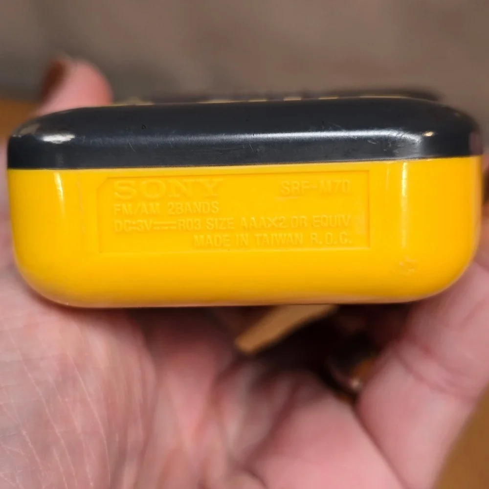 Vintage SONY Walkman Sports FM/AM Radio Yellow SRF-M70 with Belt‎ WORKING!